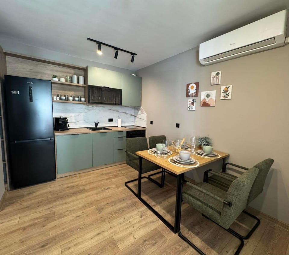Coffee/tea facilities, Kitchen or kitchenette, Living room, Seating area, Dining area, oven, stove, air conditioner