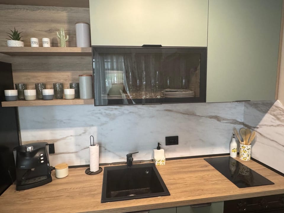 Coffee/tea facilities, Kitchen or kitchenette, stove
