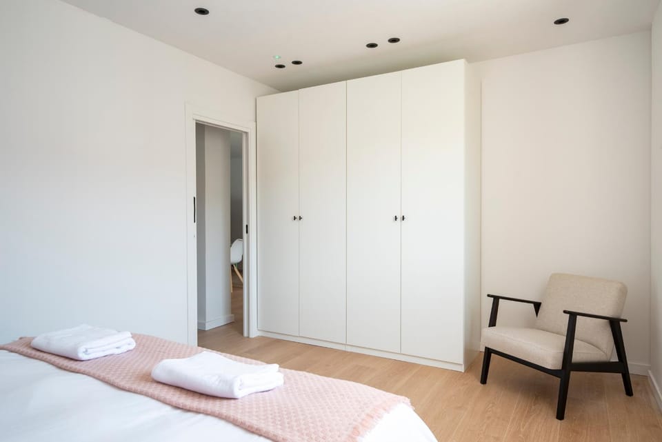 Photo of the whole room, Bedroom, wardrobe
