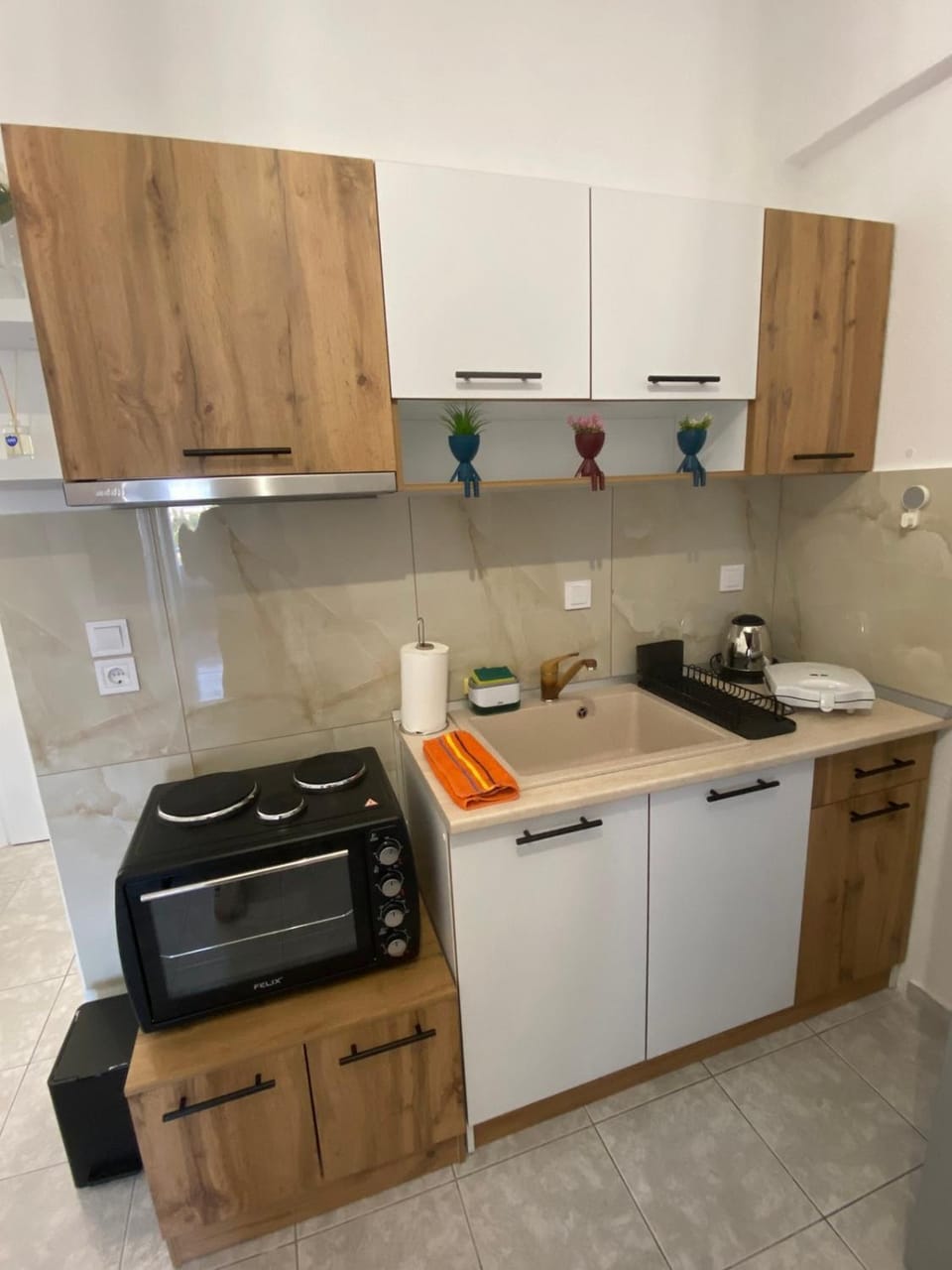 Coffee/tea facilities, Kitchen or kitchenette, stove
