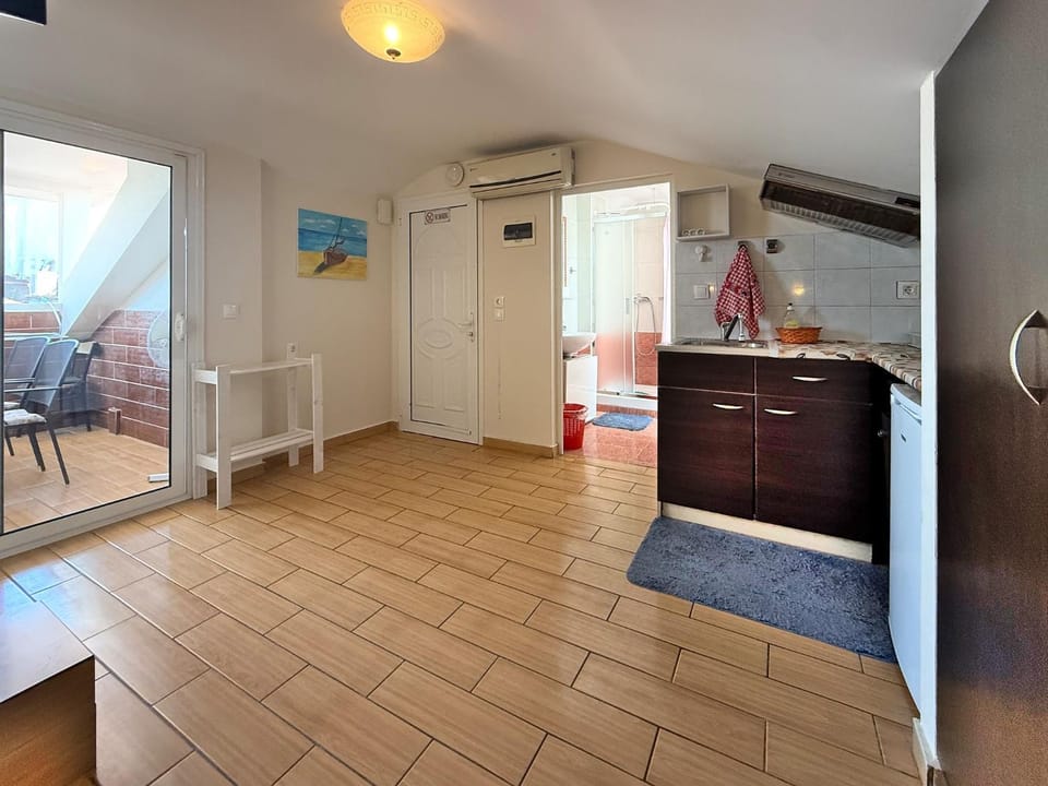 Kitchen or kitchenette, air conditioner
