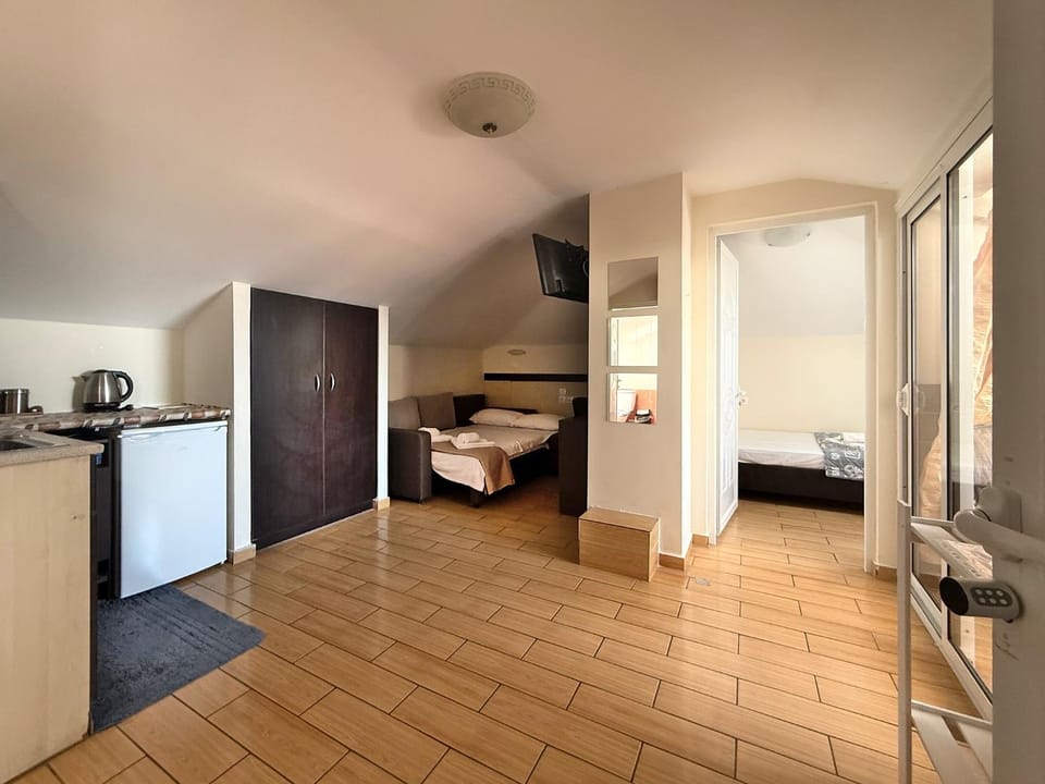 Bed, Kitchen or kitchenette, Photo of the whole room, Bedroom
