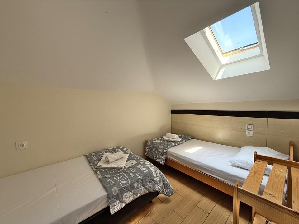 Bed, Bedroom, towels