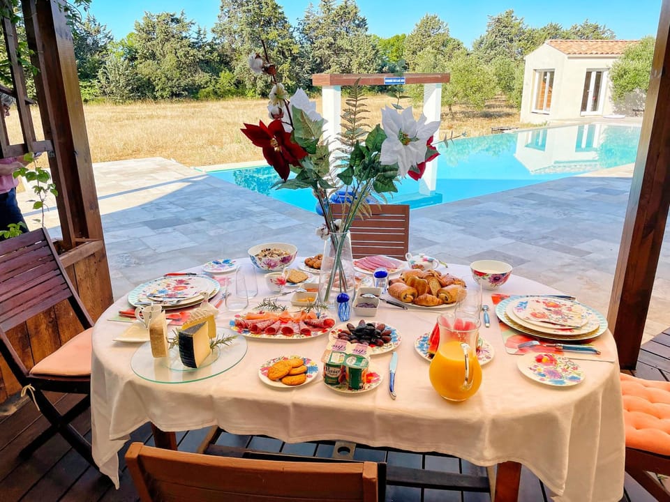 Patio, Day, Food and drinks, Dining area, Food, Pool view, Swimming pool, Breakfast, Continental breakfast, Drinks