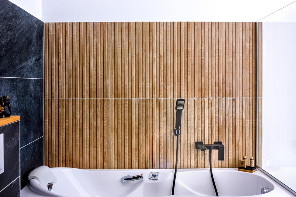Shower, Toilet, Hot Tub, Bathroom, Bath