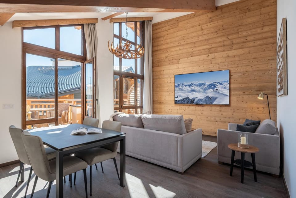 TV and multimedia, Living room, Seating area, Dining area