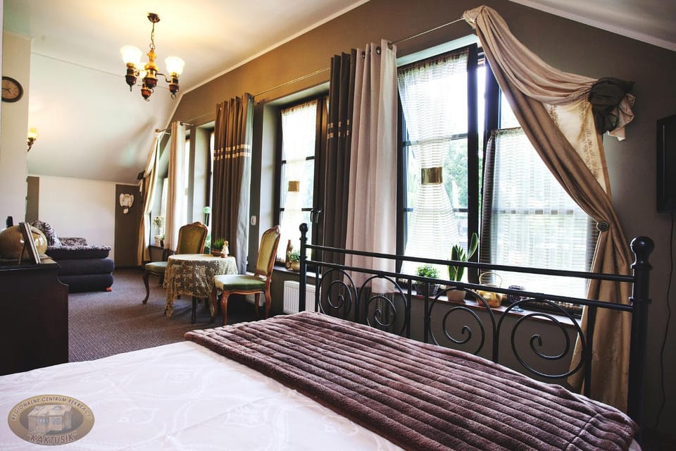 Bed, Photo of the whole room, Seating area, Bedroom