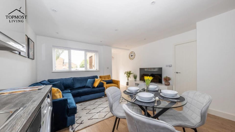 Kitchen or kitchenette, Living room, Seating area, Dining area