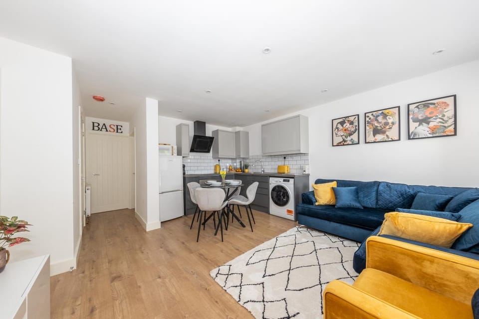 Kitchen or kitchenette, Living room, Seating area, Dining area