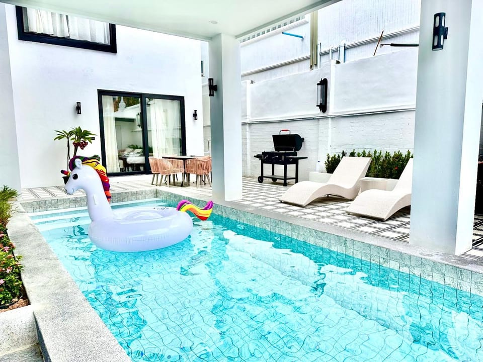 Pool view, Swimming pool, sunbed