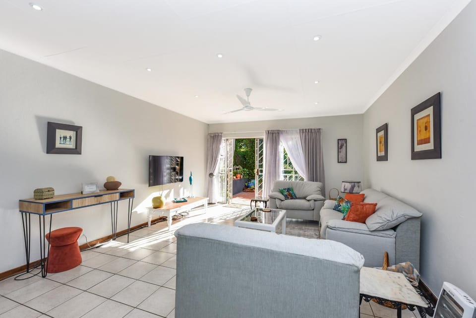 Spacious 1-Bedroom Cottage in Bryanston House in Sandton