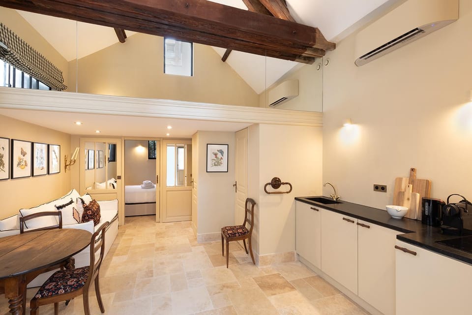 Coffee/tea facilities, Kitchen or kitchenette, Living room, Seating area, Dining area