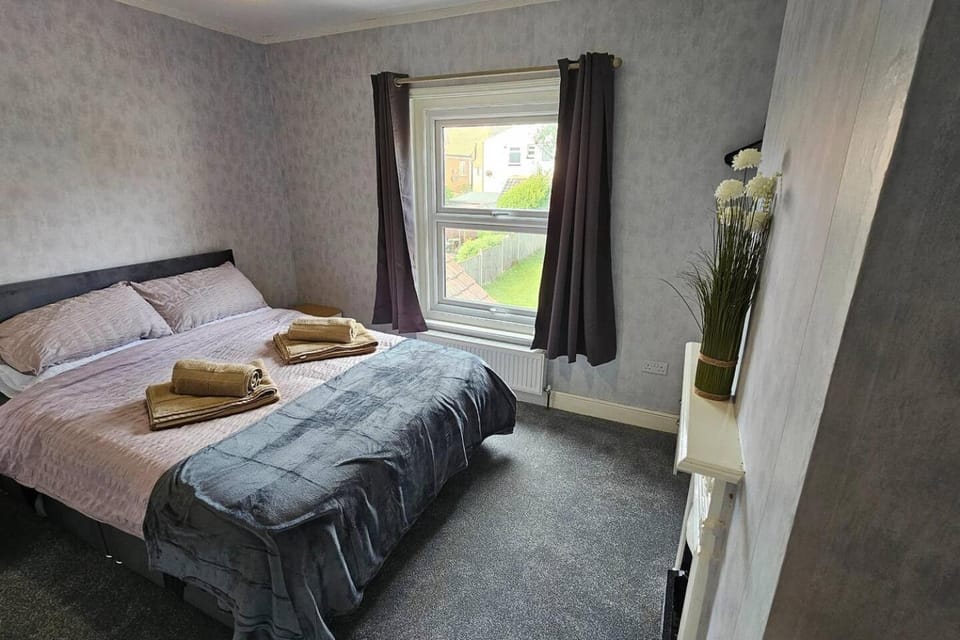 Entire Charming Three Bedroom Seaside House With Garden - Close to Town & Beach, Ideal for Groups, Families House in Sheringham