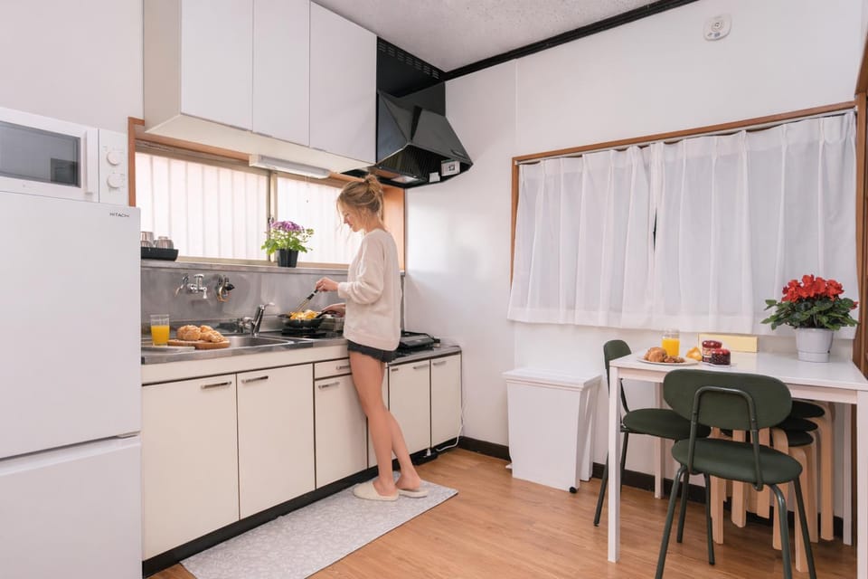 Kitchen or kitchenette, Dining area, stove