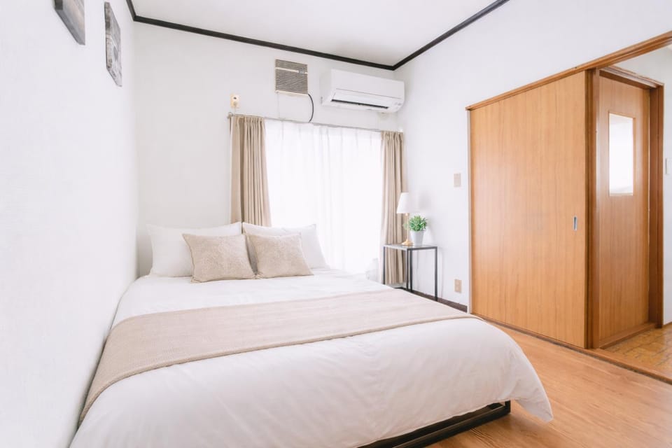 Bed, Photo of the whole room, Bedroom, air conditioner
