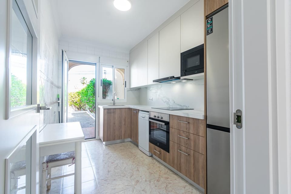 Kitchen or kitchenette, Dining area, dishwasher, oven, stove
