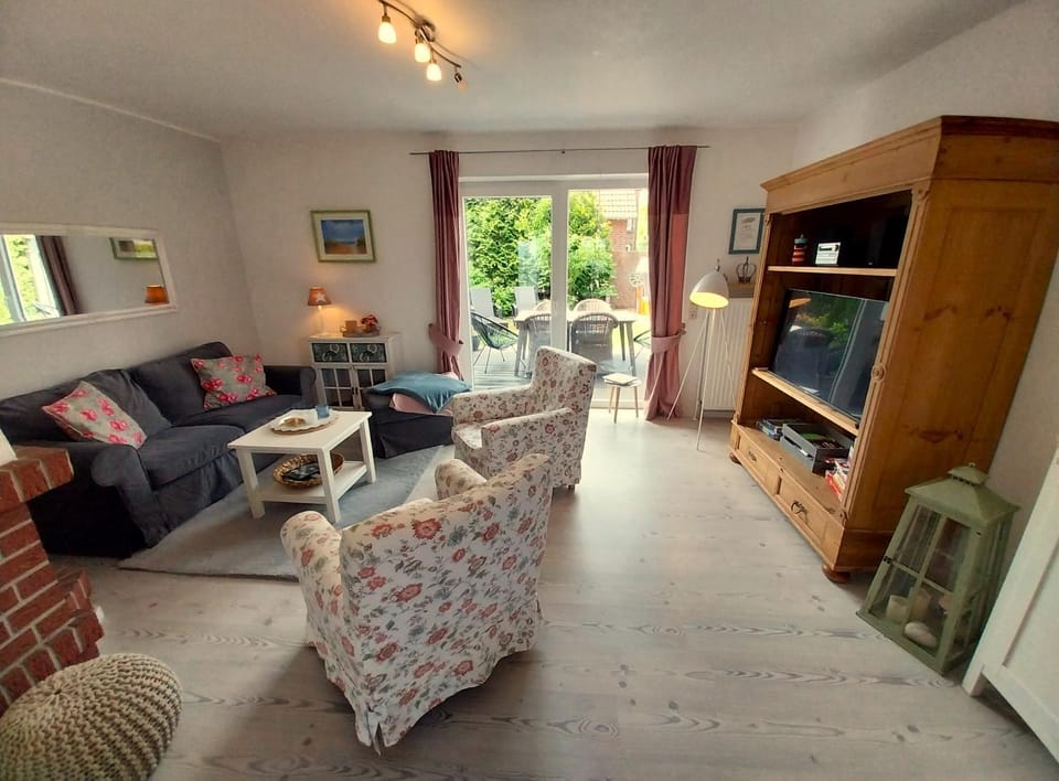 TV and multimedia, Living room, Seating area, Evening entertainment