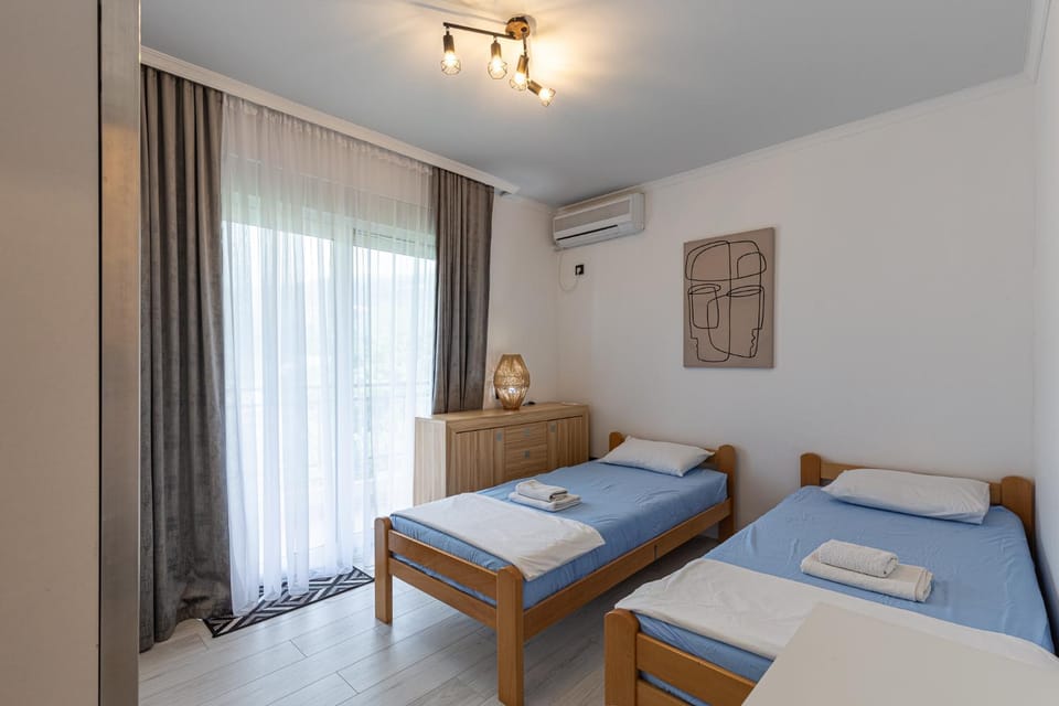 Bed, Photo of the whole room, Bedroom, air conditioner