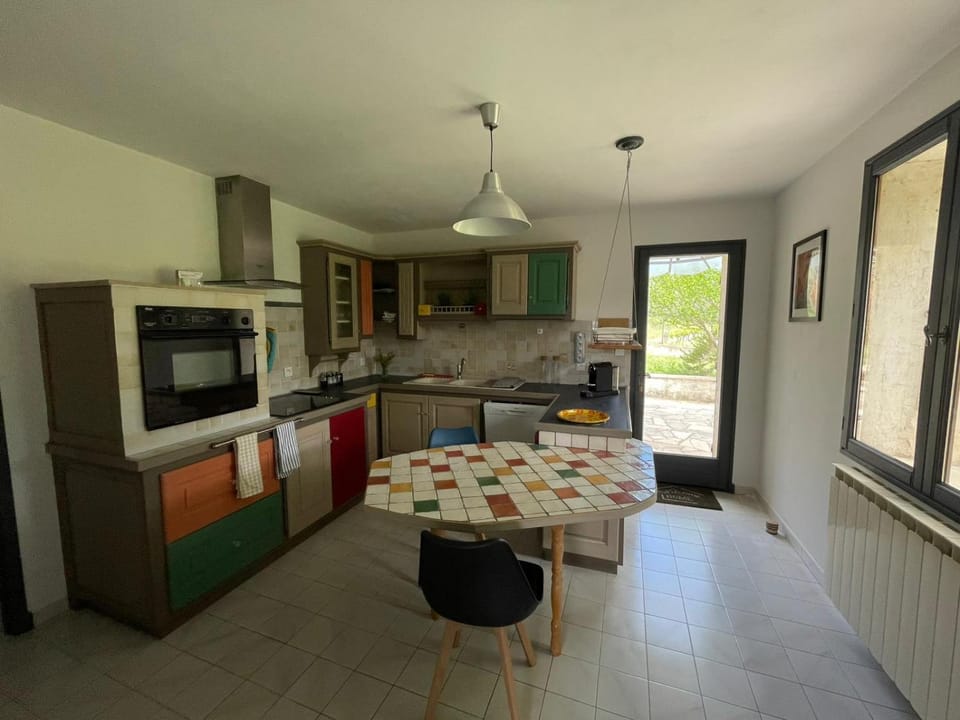 Kitchen or kitchenette, dishwasher, oven, toaster