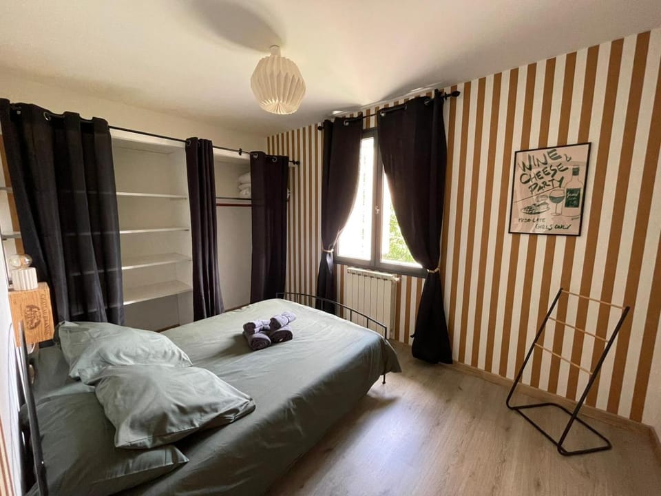 Bed, Photo of the whole room, Bedroom, towels