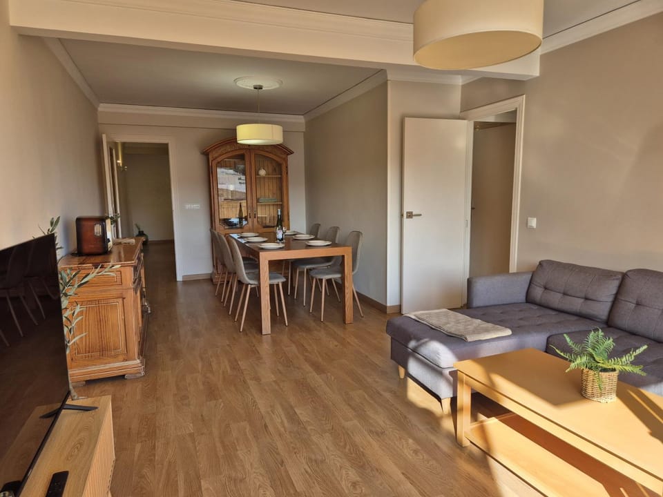 TV and multimedia, Living room, Seating area, Dining area