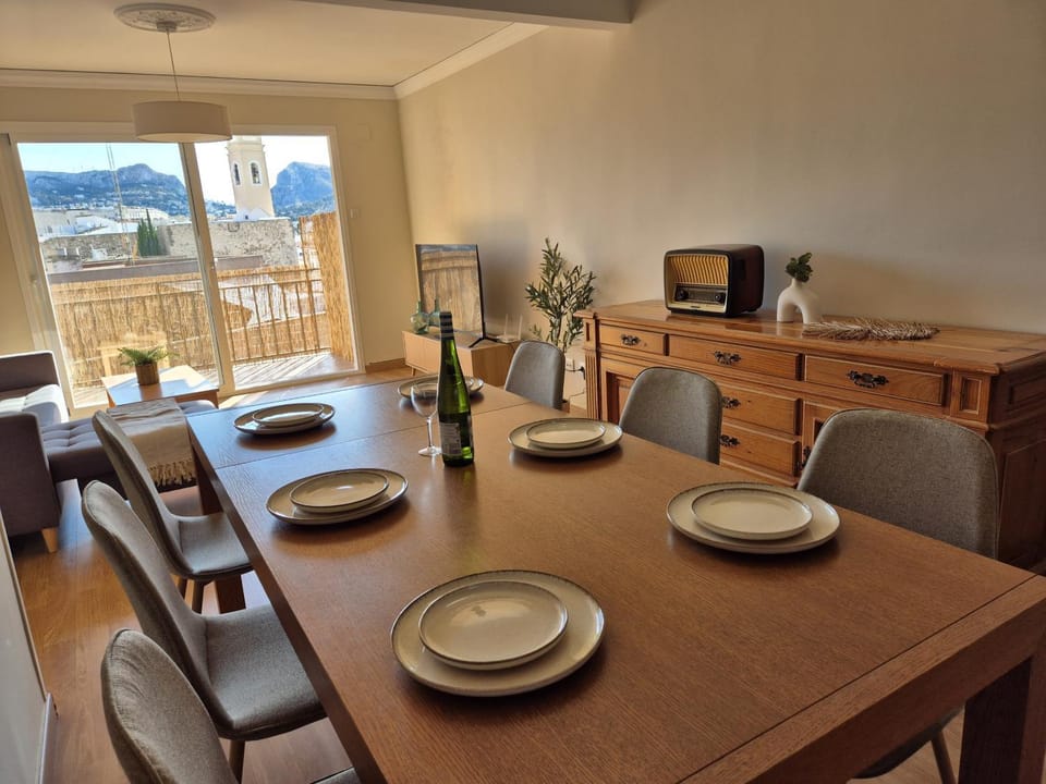 TV and multimedia, Living room, Seating area, Dining area