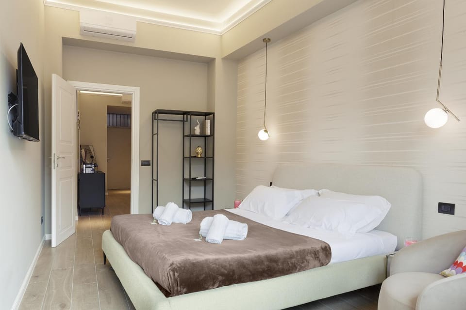 Bed, TV and multimedia, Photo of the whole room, Bedroom, towels, air conditioner