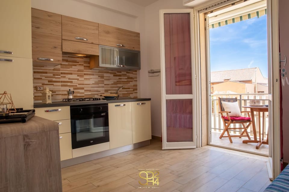 Kitchen or kitchenette, Dining area, oven
