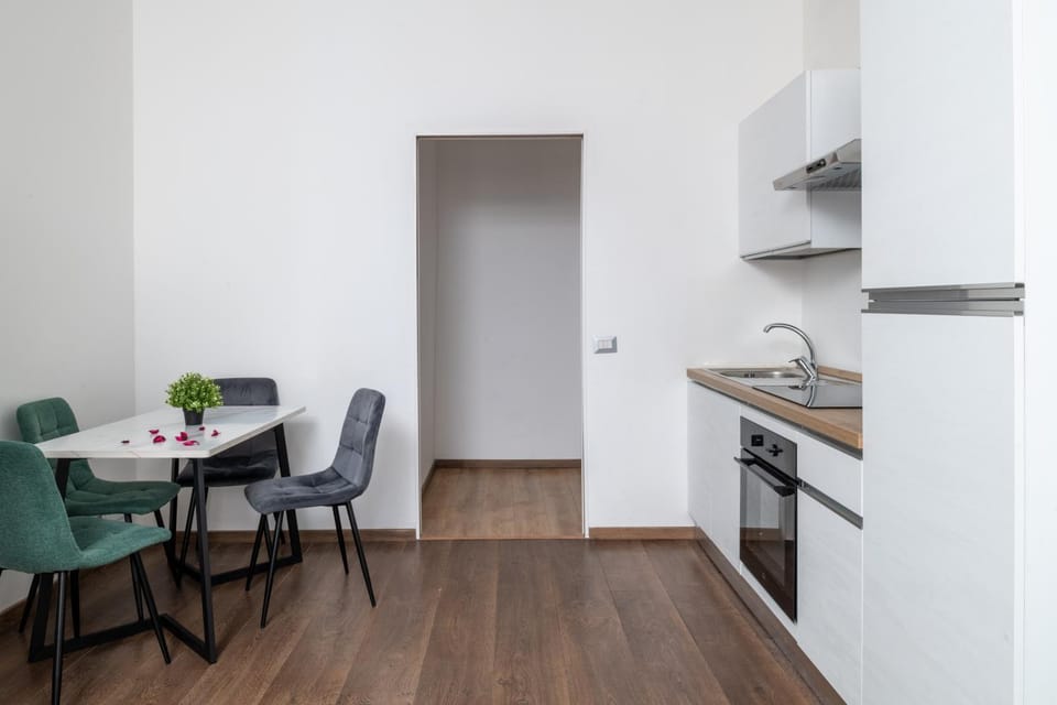 Kitchen or kitchenette, Dining area, minibar, stove