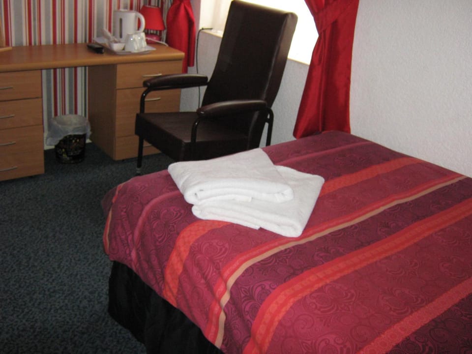 Bed, Seating area