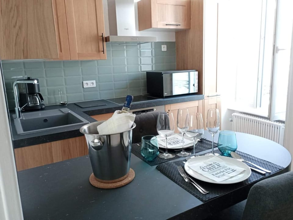Coffee/tea facilities, Kitchen or kitchenette, Dining area, stove, toaster