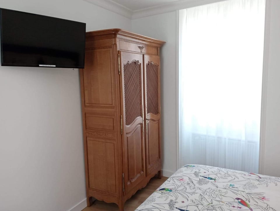 Bed, TV and multimedia, Bedroom, wardrobe