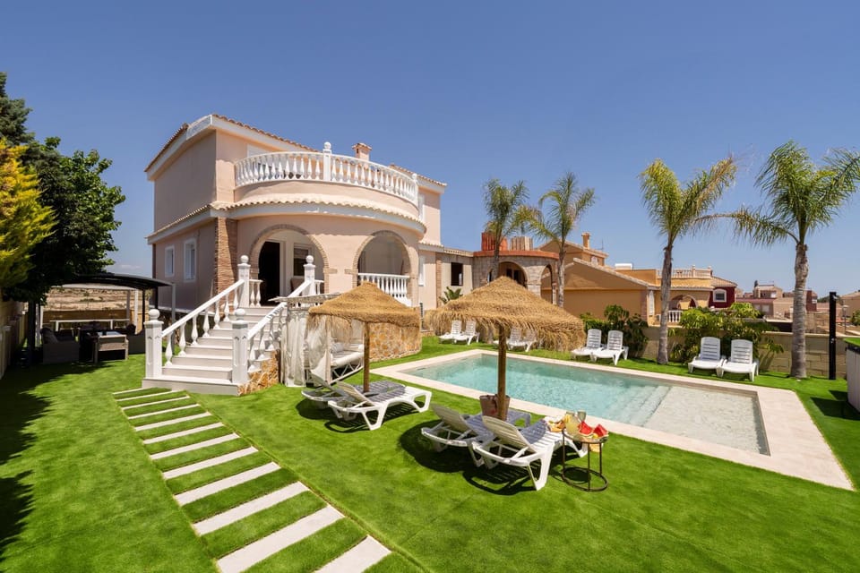 Luxury Villa Paraiso Alicante - Piscina Salada Climatizada, Chimenea, gymnasio, despacho, Fútbol , Golf , BBQ , Netflix Villa in Vinalopó Mitjà