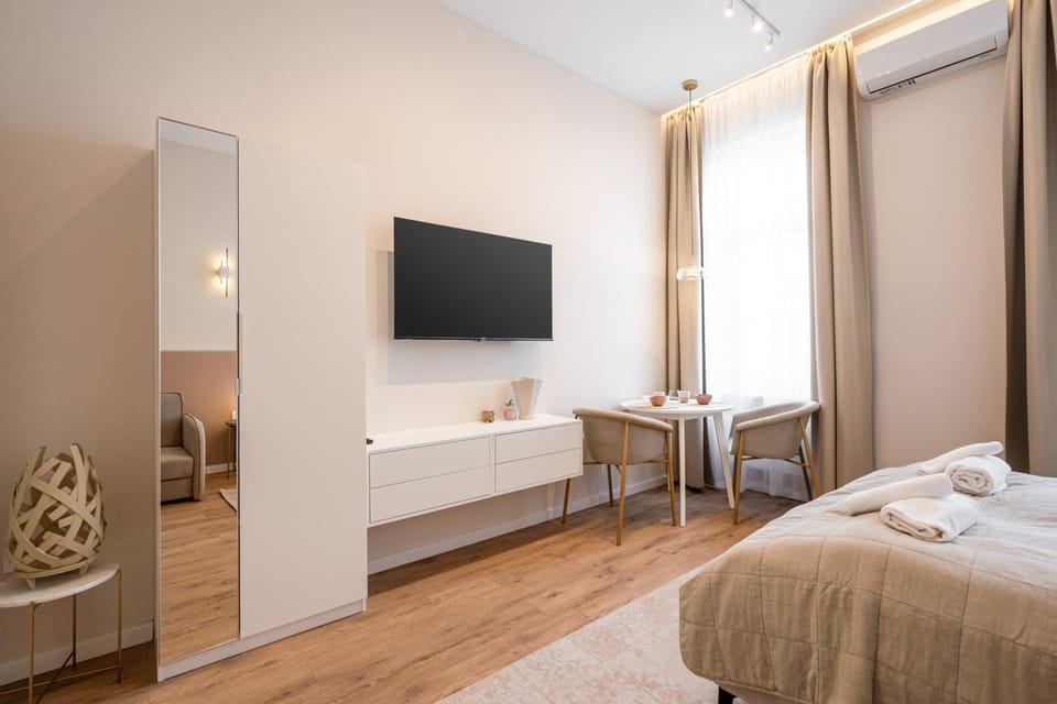 Communal lounge/ TV room, Bed, TV and multimedia, View (from property/room), Photo of the whole room, Dining area, Bedroom, towels, wardrobe
