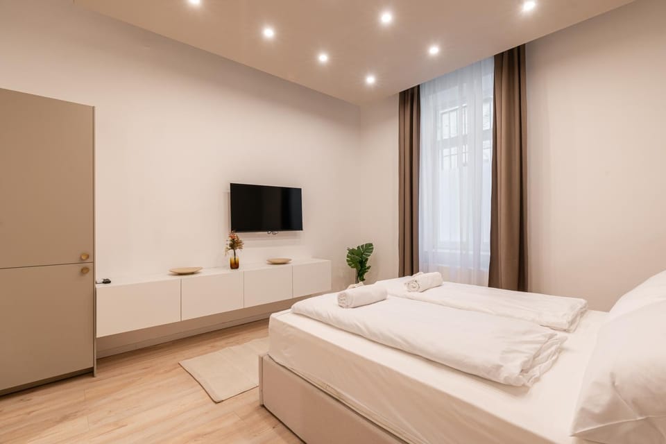 Bed, TV and multimedia, Photo of the whole room, Evening entertainment, Bedroom, wardrobe