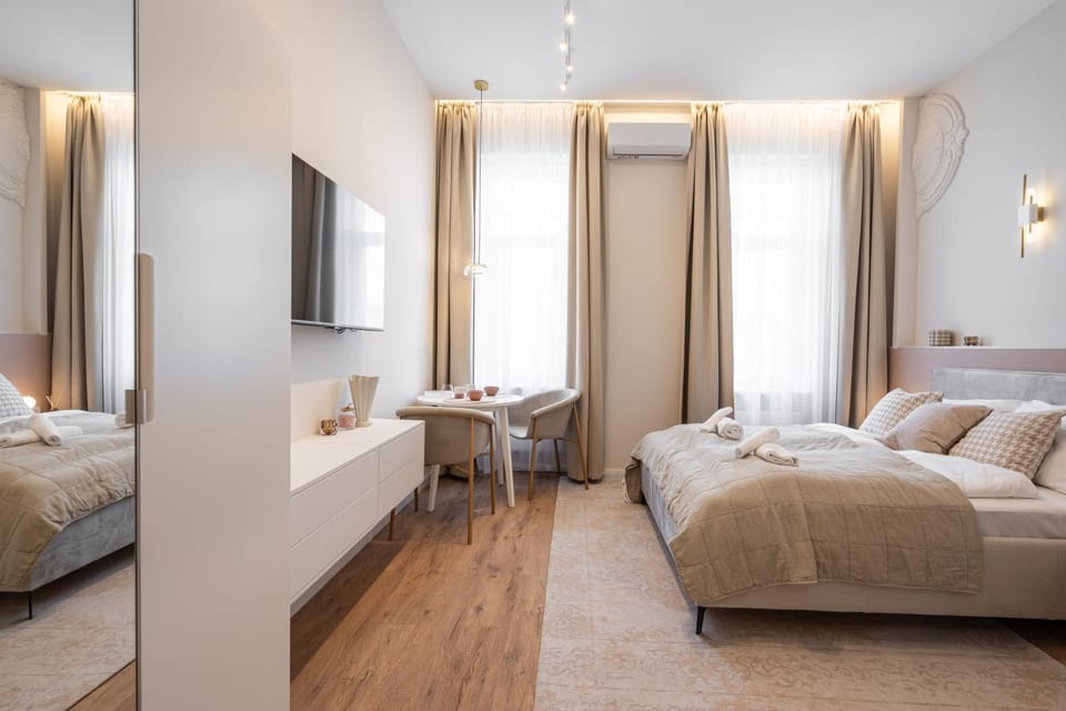Bed, TV and multimedia, Photo of the whole room, Seating area, Dining area, Bedroom, towels, air conditioner