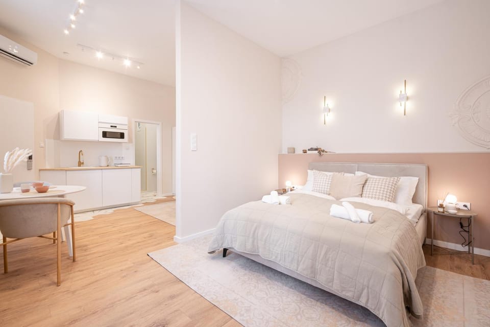 Bed, Kitchen or kitchenette, Photo of the whole room, Bedroom, towels, air conditioner