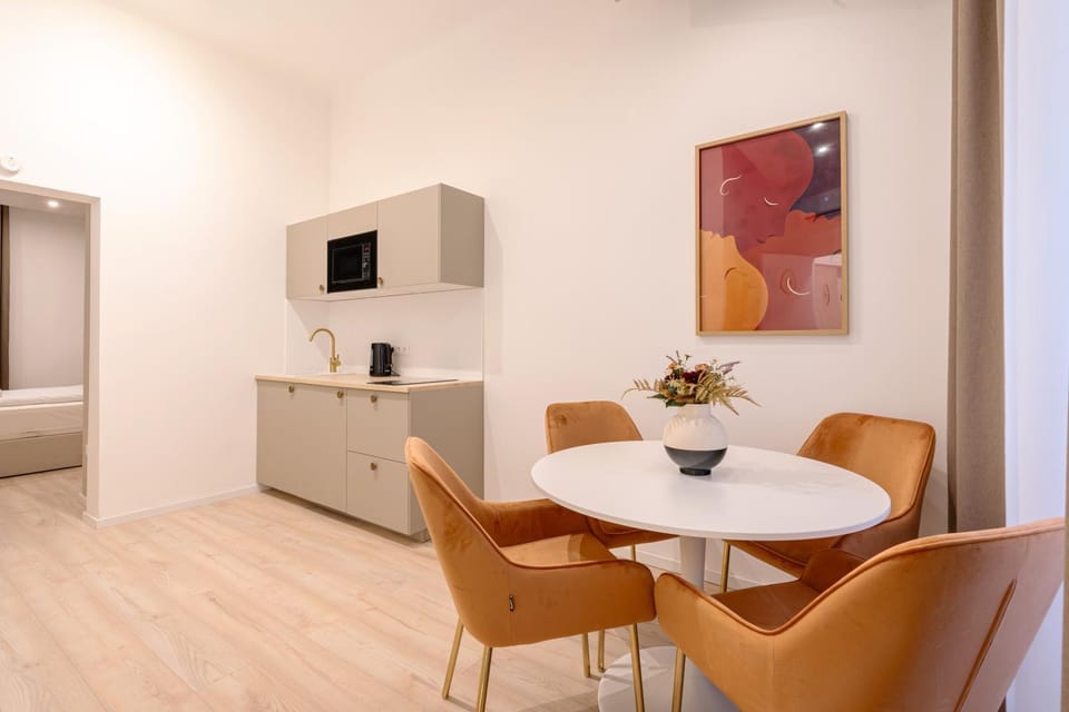 Kitchen or kitchenette, Living room, Seating area, Dining area