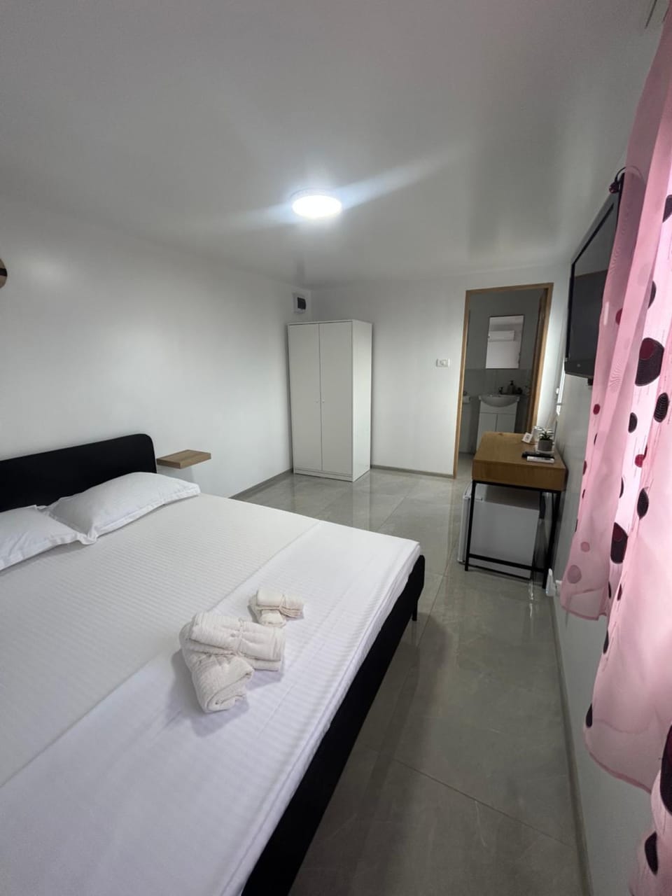 Bed, TV and multimedia, Photo of the whole room, Bedroom, towels