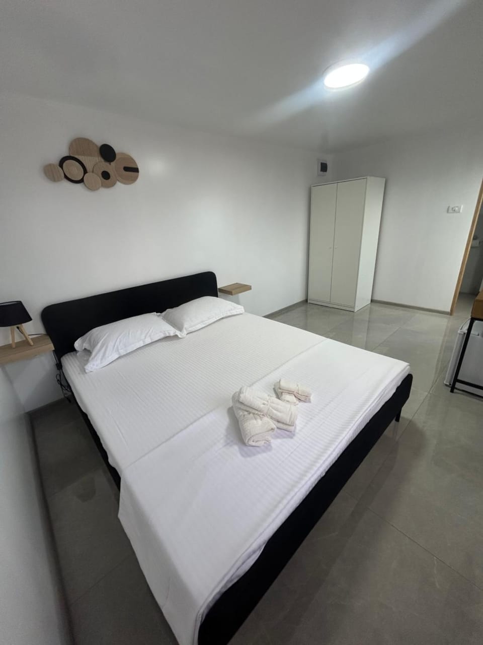 Photo of the whole room, Bedroom, wardrobe