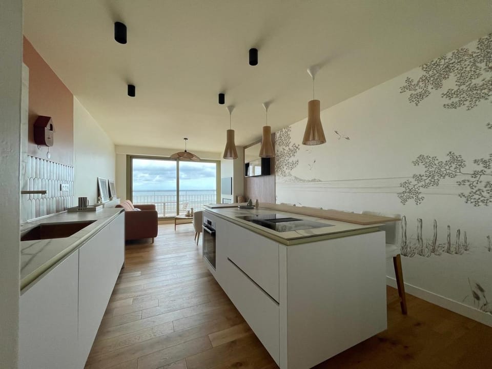 Kitchen or kitchenette, dishwasher, stove