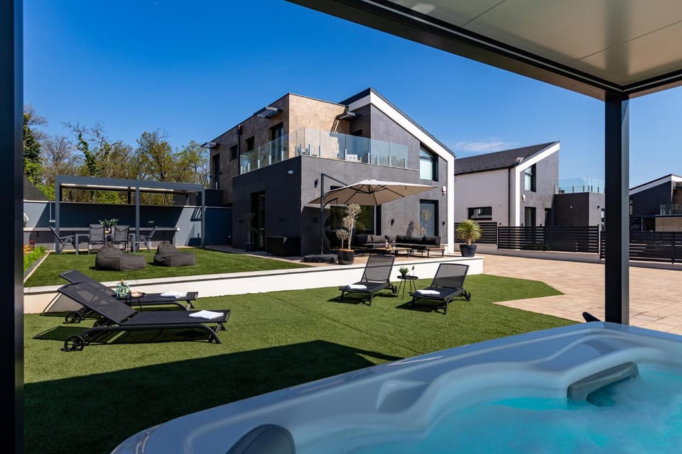 Property building, Hot Tub, Hot Tub, Swimming pool
