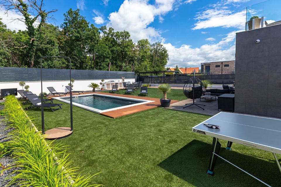 Property building, Spring, Day, Garden, Garden view, Pool view, Swimming pool, sunbed