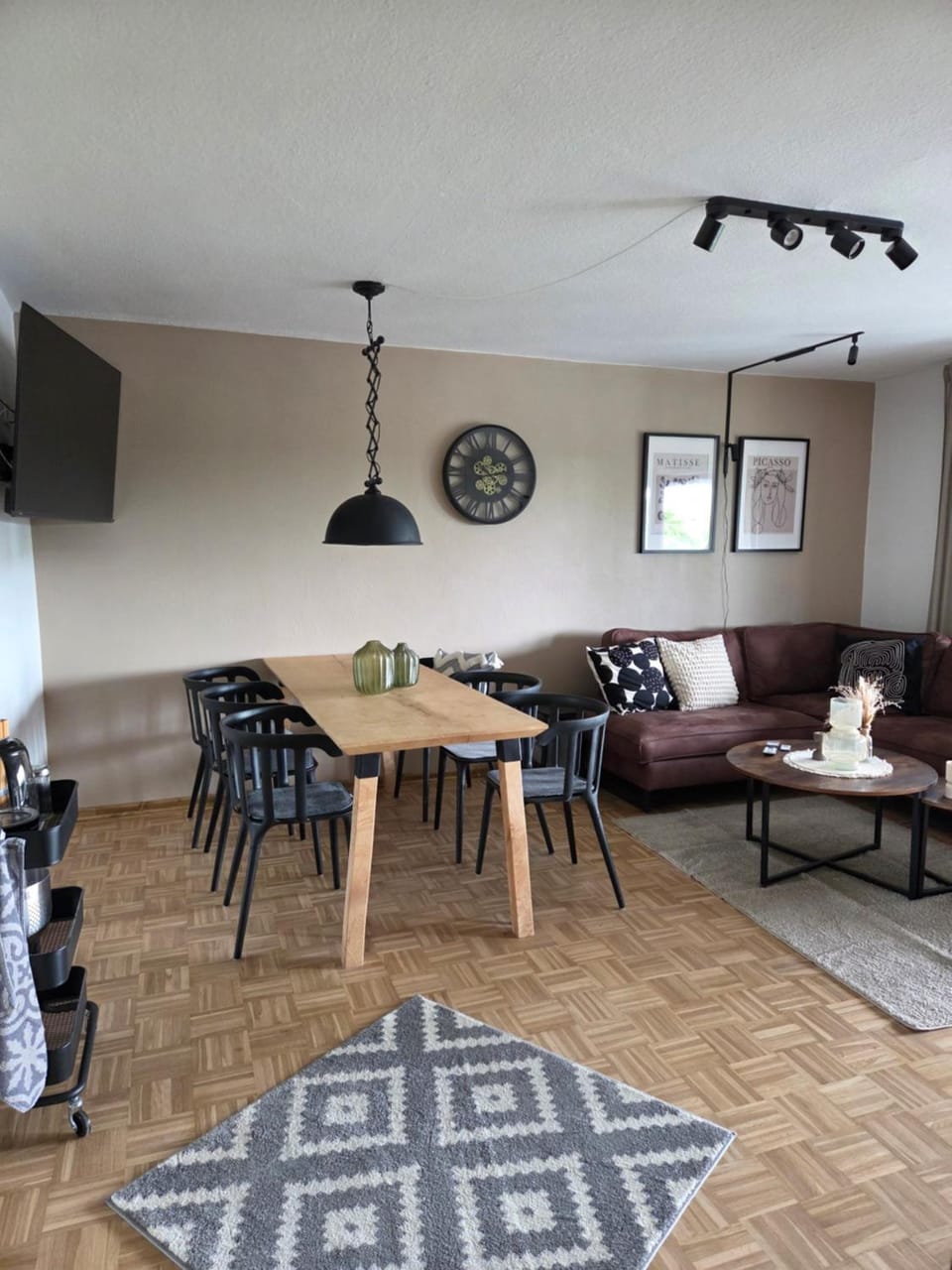 TV and multimedia, Living room, Seating area, Dining area