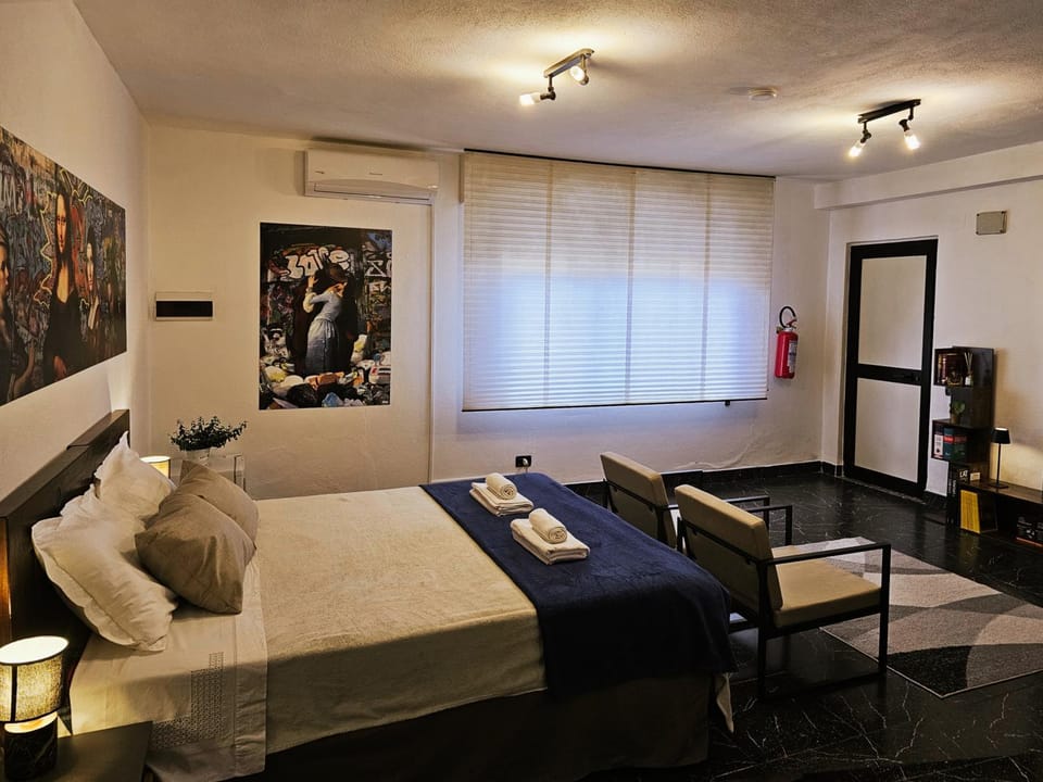 Bed, Photo of the whole room, Bedroom, air conditioner