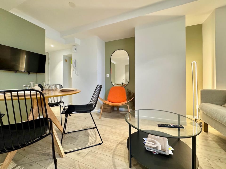 TV and multimedia, Living room, Seating area, Dining area