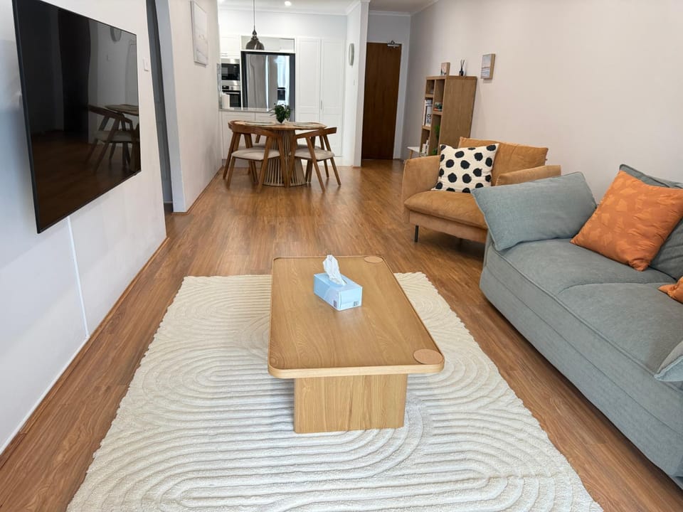 TV and multimedia, Kitchen or kitchenette, Living room, Seating area, Dining area