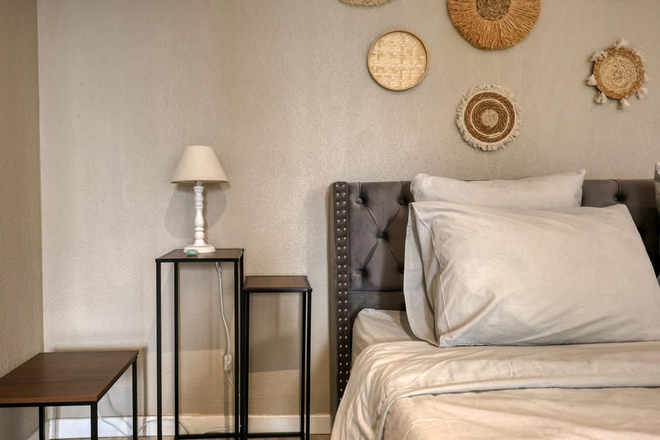 Bed, Living room, Photo of the whole room, Seating area, Bedroom