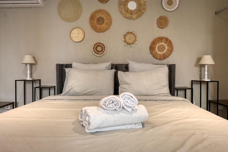 Bed, Photo of the whole room, Bedroom, towels, air conditioner