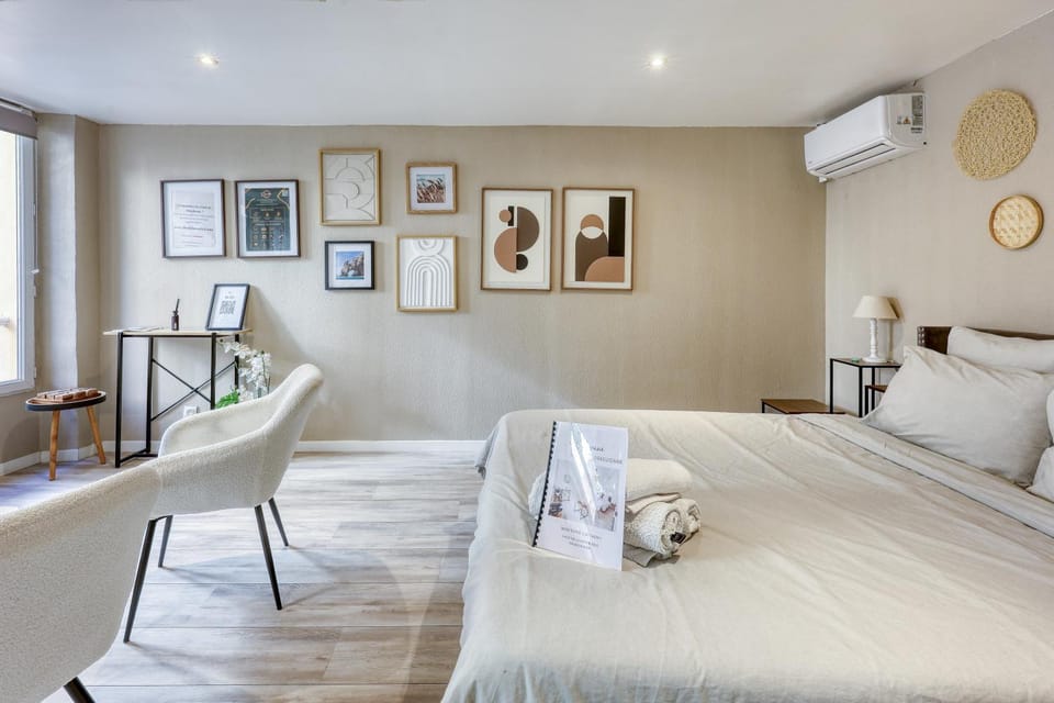 Bed, Living room, Photo of the whole room, Seating area, Bedroom, air conditioner